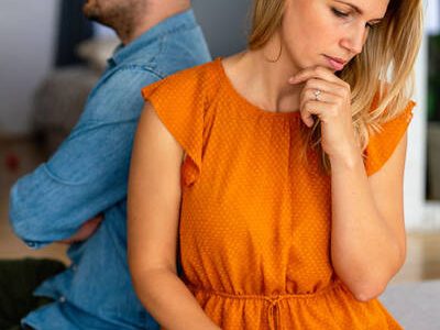 Eş sürekli memnuniyetsiz: nedenleri ve sorunu çözmenin yolları