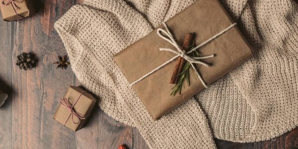 Hediyeler için kağıt doldurma: nasıl seçilir ve kendi ellerinizle nasıl yapılır?