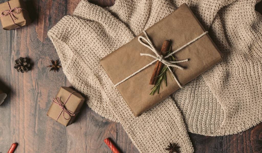 Hediyeler için kağıt doldurma: nasıl seçilir ve kendi ellerinizle nasıl yapılır?