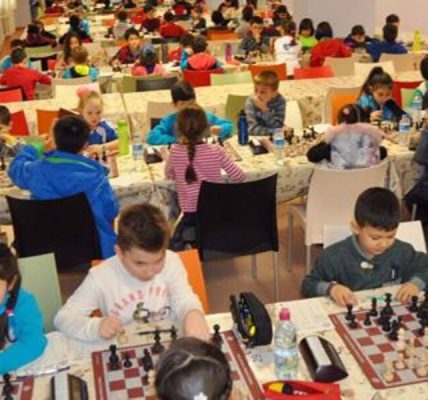 Yıldönümü kutlamaları için masa yarışmaları ve oyunlar