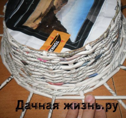 Gazete tüplerinden saksı örmek için seçenekler