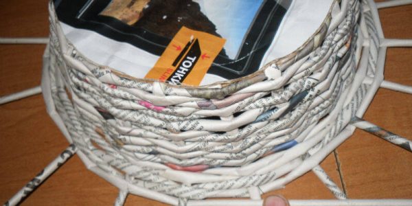 Gazete tüplerinden saksı örmek için seçenekler