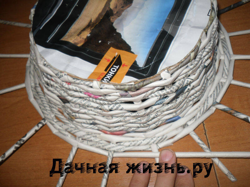 Gazete tüplerinden saksı örmek için seçenekler