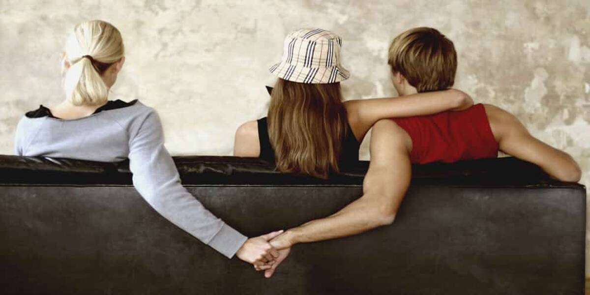 Bir kız erkek arkadaşını aldattı: nedenleri nelerdir ve ne yapmalı??