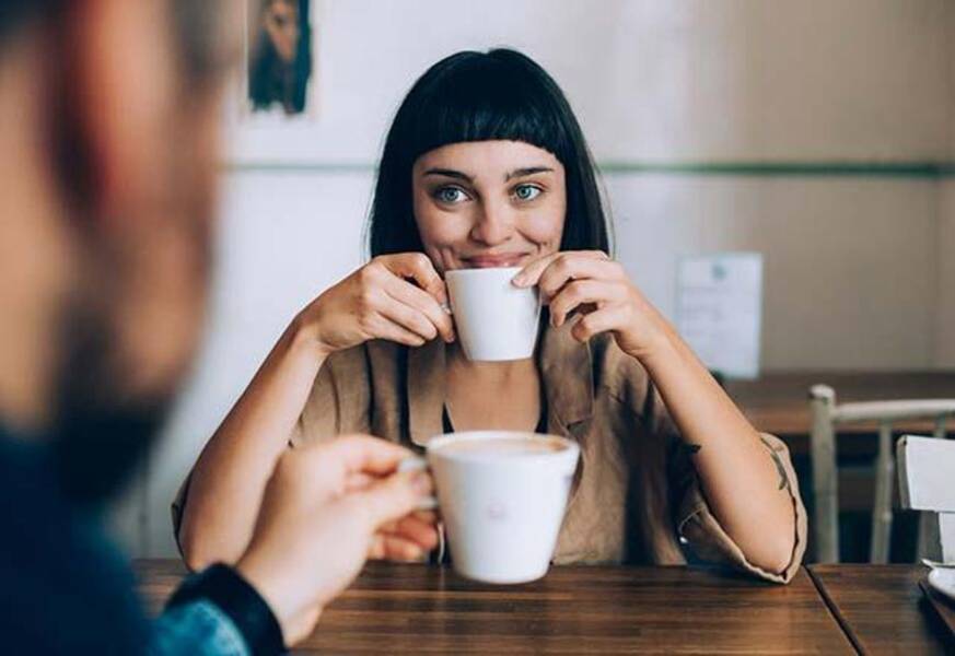 Bir kız, bir erkeğin kendisinden hoşlandığını nasıl anlayabilir??