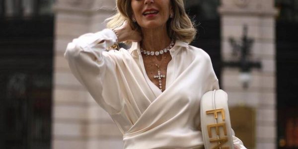 Elli yaşında bir kadının yıldönümü için nasıl giyinilir??