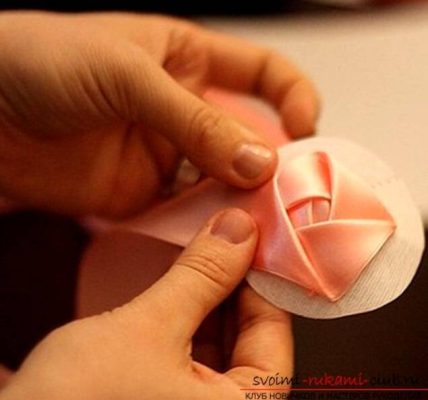 Saten kurdelelerden kendi ellerinizle buketler yapmak