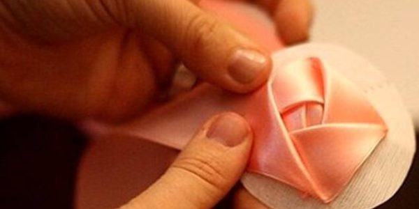 Saten kurdelelerden kendi ellerinizle buketler yapmak