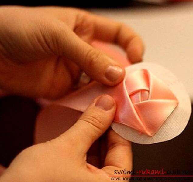 Saten kurdelelerden kendi ellerinizle buketler yapmak