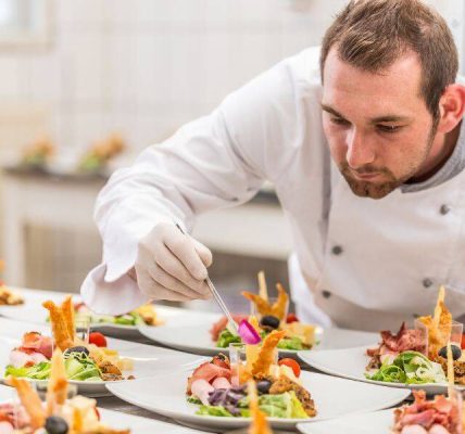 Sıcak atölye aşçısı: işin özellikleri ve işlevsel görevler