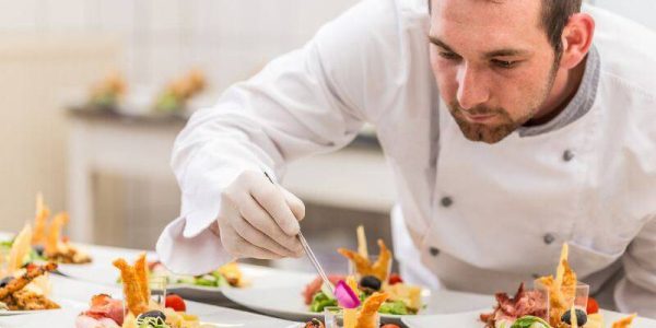 Sıcak atölye aşçısı: işin özellikleri ve işlevsel görevler