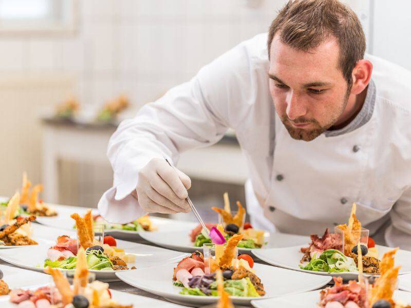 Sıcak atölye aşçısı: işin özellikleri ve işlevsel görevler