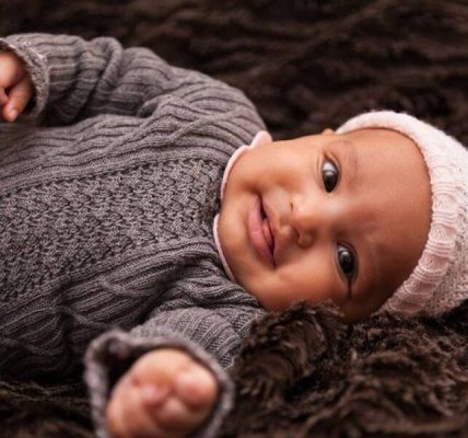 Bir yaşındaki bir kız çocuğu için fotoğraf alanı düzenlenmesi