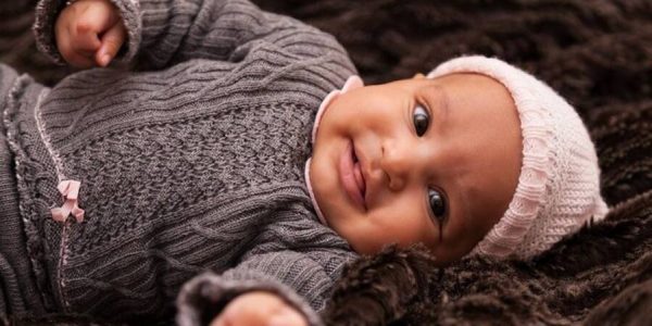 Bir yaşındaki bir kız çocuğu için fotoğraf alanı düzenlenmesi