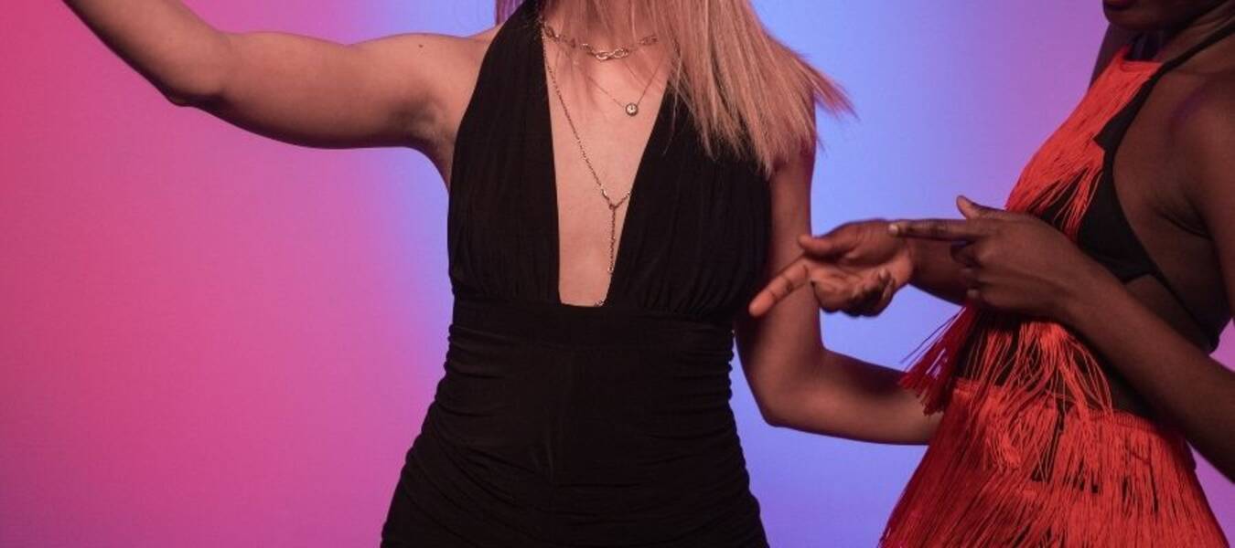 Bir gangster partisi için nasıl giyinilir?