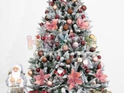 Beyaz oyuncaklarla süslenmiş Noel ağacı