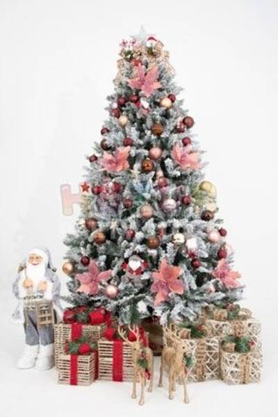 Beyaz oyuncaklarla süslenmiş Noel ağacı