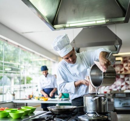Evrensel aşçı: eğitim gereksinimleri ve iş görevleri