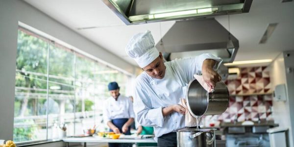 Evrensel aşçı: eğitim gereksinimleri ve iş görevleri