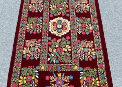 Kendi elleriyle kumaş parçalarından kilimler