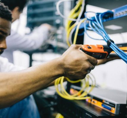 Elektrikçi kimdir ve ne iş yapar??