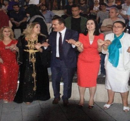 Kurumsal bir partide kadınlar için yarışmalar ve oyunlar