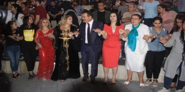 Kurumsal bir partide kadınlar için yarışmalar ve oyunlar