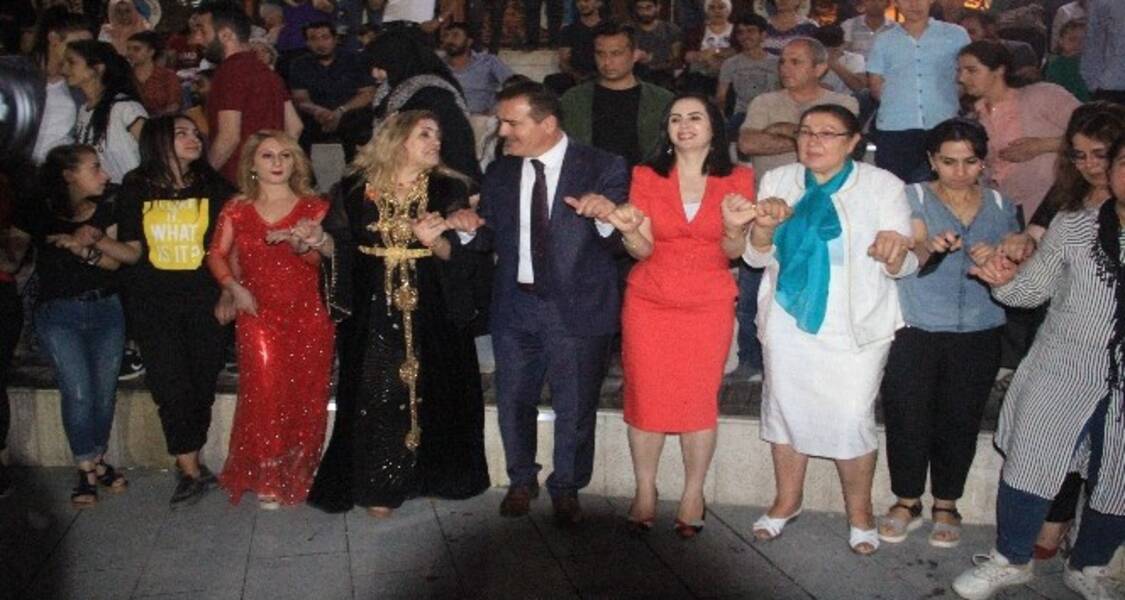 Kurumsal bir partide kadınlar için yarışmalar ve oyunlar