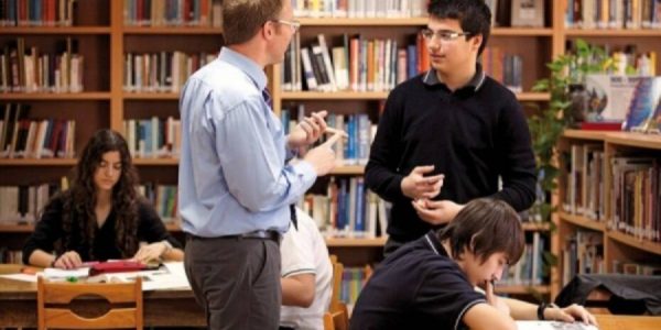 Bir okulda öğretmen-kütüphaneci