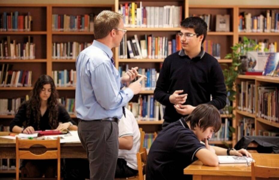 Bir okulda öğretmen-kütüphaneci