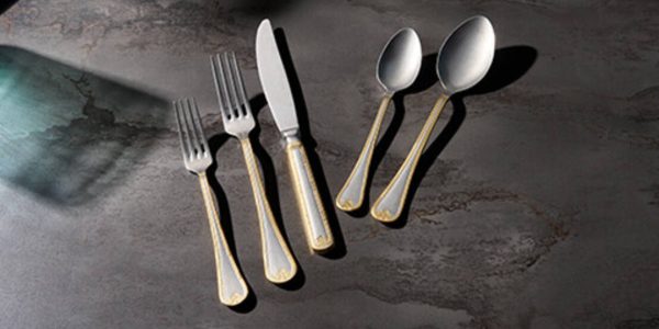 Görgü kurallarına göre çatalın tabağın hangi tarafına konulacağı?