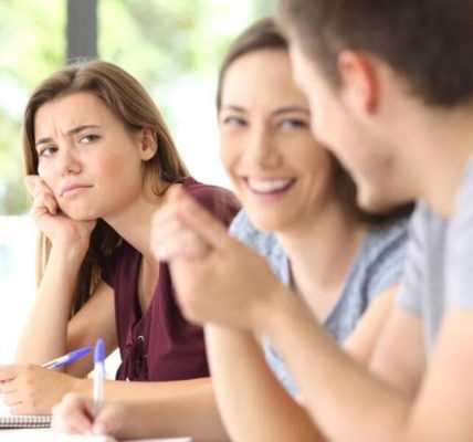 Arkadaşlar neden kıskanır ve bu konuda ne yapmalı??