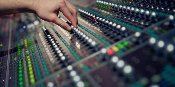Bir ses mühendisi ne yapar ve nasıl ses mühendisi olunur??