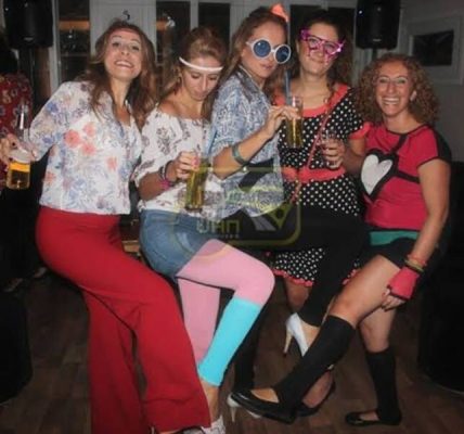 90'lar tarzı bir partide ne giymeli?